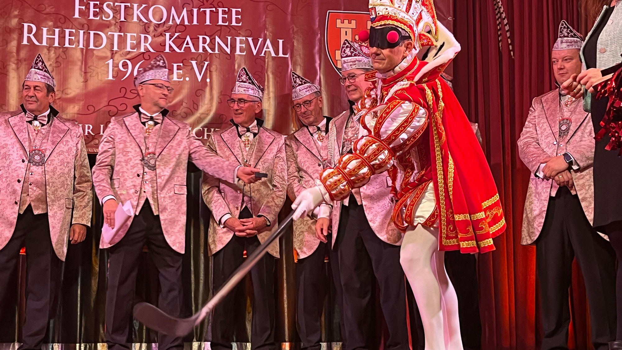 Prinz Markus I. musste mit einem Eishockeyschläger seine Treffsicherheit ebweisen.