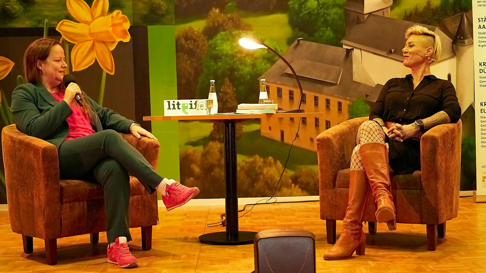 Das Bild zeigt Holzner im Gespräch mit der Monschauerin Janine Köster.