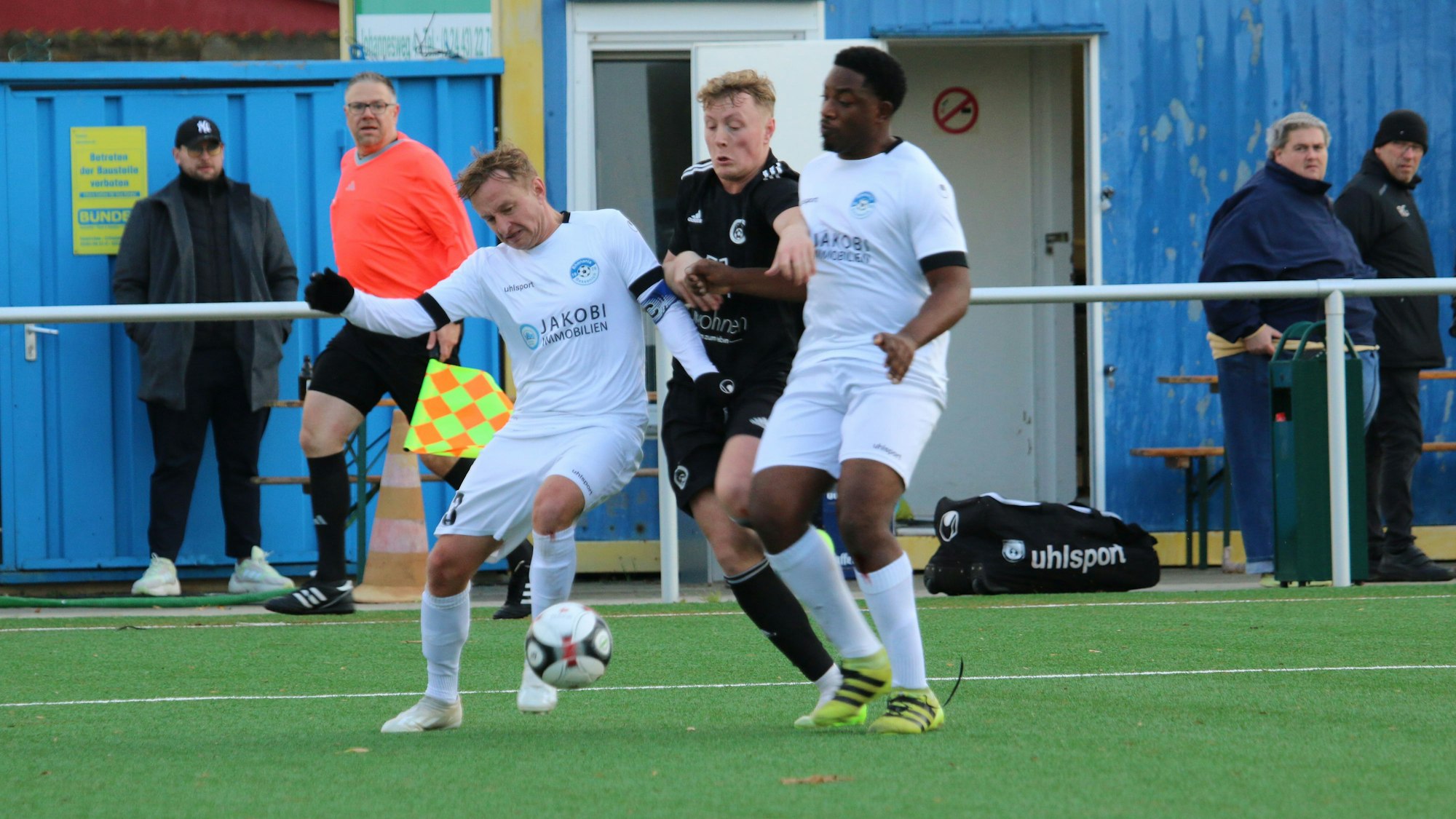 Zwei Bessenicher Verteidiger schirmen den Ball ab und hindern den Gegner am Durchkommen.