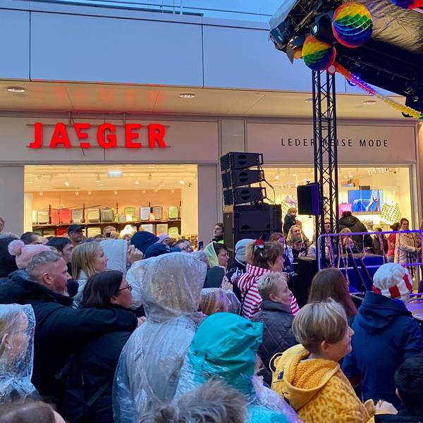 Frauen tanzen vor Publikum auf einer Bühne.
