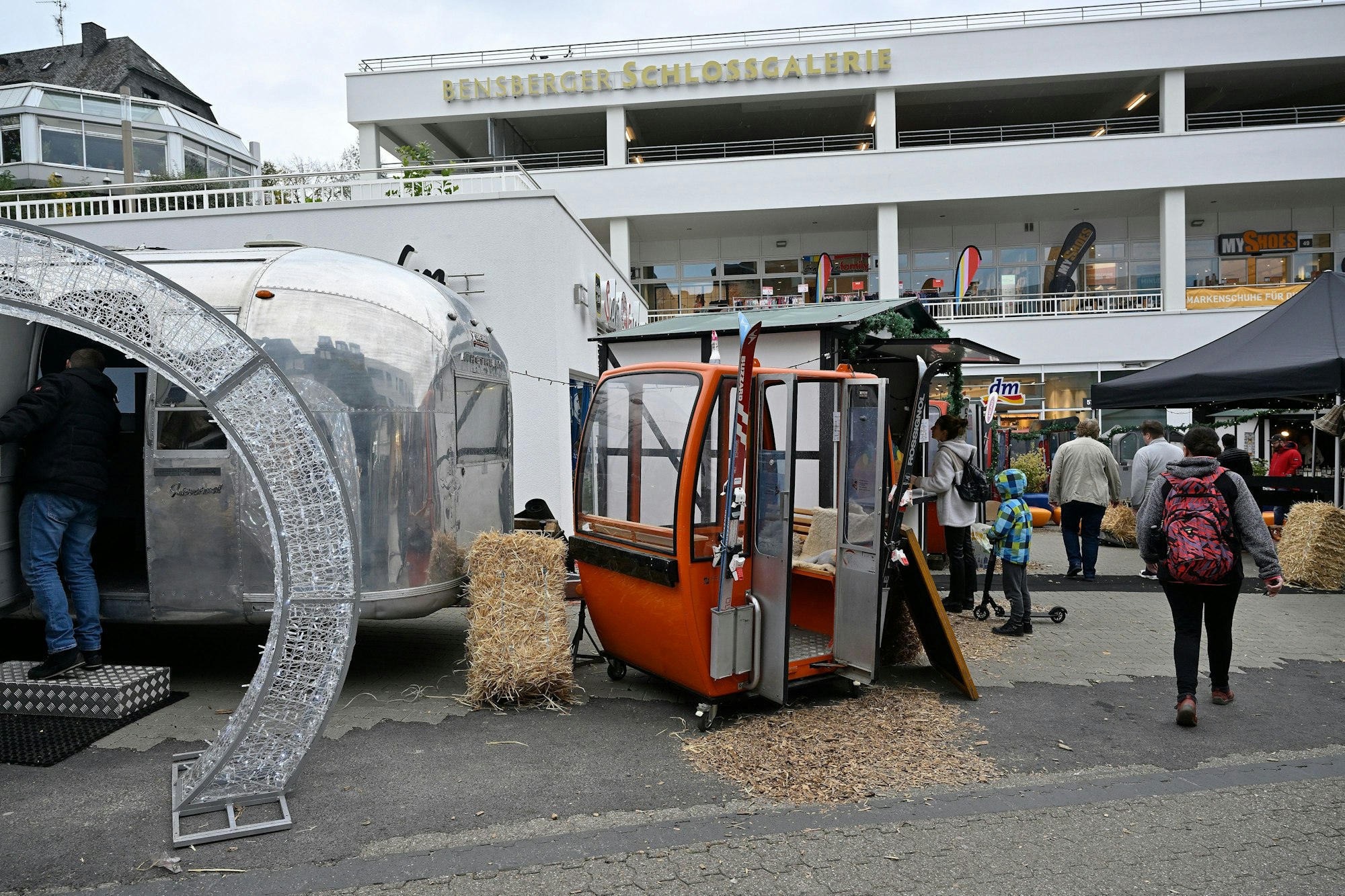 Historische Skigondeln waren ein Anziehungspunkt auf dem Martinimarkt in Bensberg.
