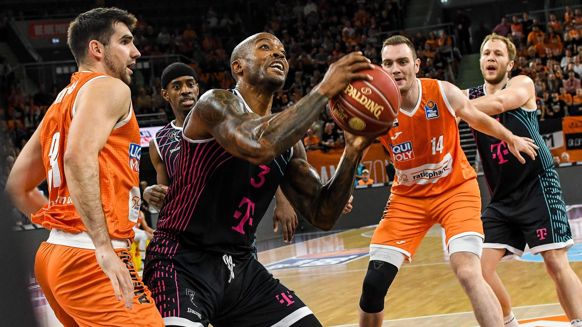 Bonns Ike Udanoh (2.v.l.) setzt sich gegen die Ulmer Dakota Mathias Ulm und Philipp Herkenhoff durch, während sein Mitspieler Christian Sengfelder begeistert zuschaut.