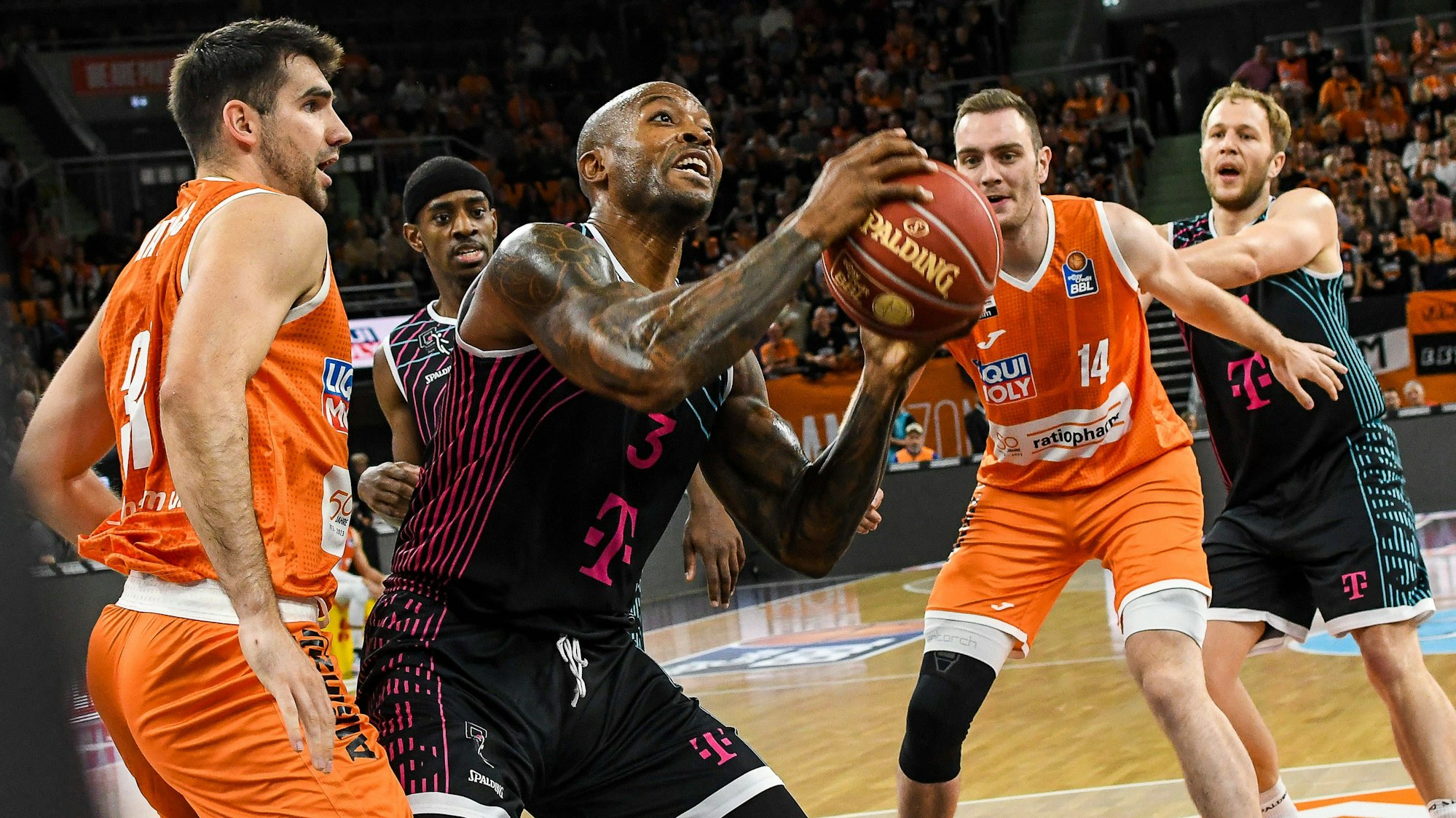 Bonns Ike Udanoh (2.v.l.) setzt sich gegen die Ulmer Dakota Mathias Ulm und Philipp Herkenhoff durch, während sein Mitspieler Christian Sengfelder begeistert zuschaut.