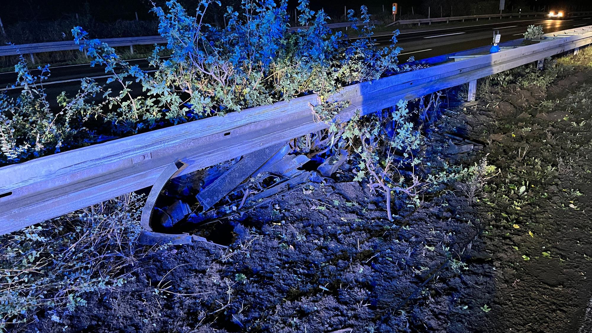 Auf der A 560 bei Sankt Augustin-Niederpleis sind bei einem Spurwechsel zwei Autos zusammengestoßen. Beim Zusammenstoß mit der Mittelschutzplanke wurden Teile der Front abgerissen.