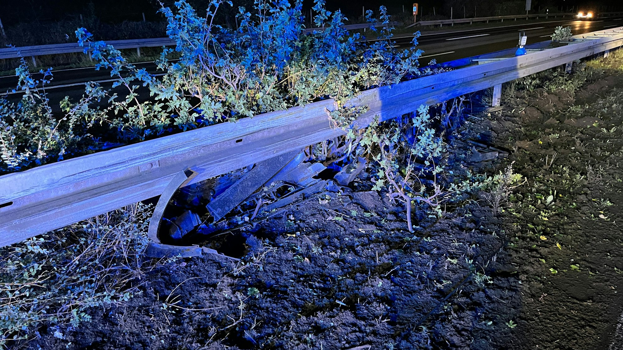 Auf der A 560 bei Sankt Augustin-Niederpleis sind bei einem Spurwechsel zwei Autos zusammengestoßen. Beim Zusammenstoß mit der Mittelschutzplanke wurden Teile der Front abgerissen.