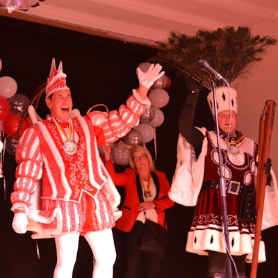Das Bild zeigt das Stotzheimer Dreigestirn auf der Bühne. Die drei Karnevalisten sind gut gelaunt.