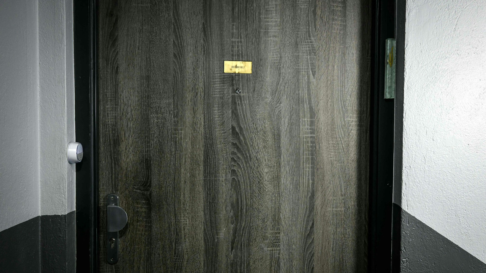 Dieses Foto vom 5. November 2023 zeigt einen Blick auf eine Mezouza und die Tür der Wohnung, in der eine jüdische Frau am Vortag in der französischen Stadt Lyon erstochen wurde.