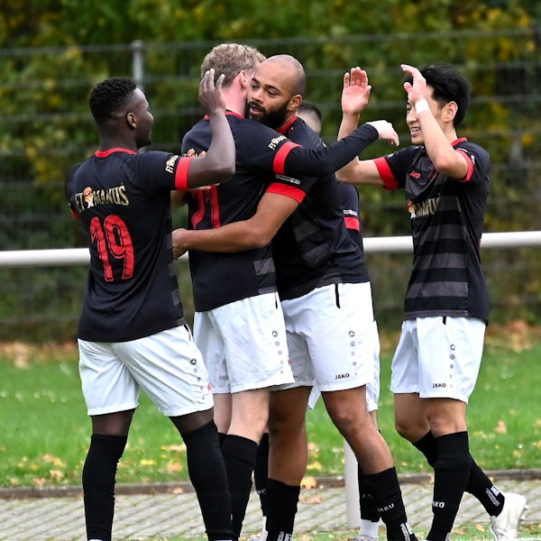 05.11.2023,-Fussball-SpVg. Porz - Fortuna Köln II
Freude nach dem 2:0 für Porz durch Julio Molongua (mitte)
Foto: Uli Herhaus