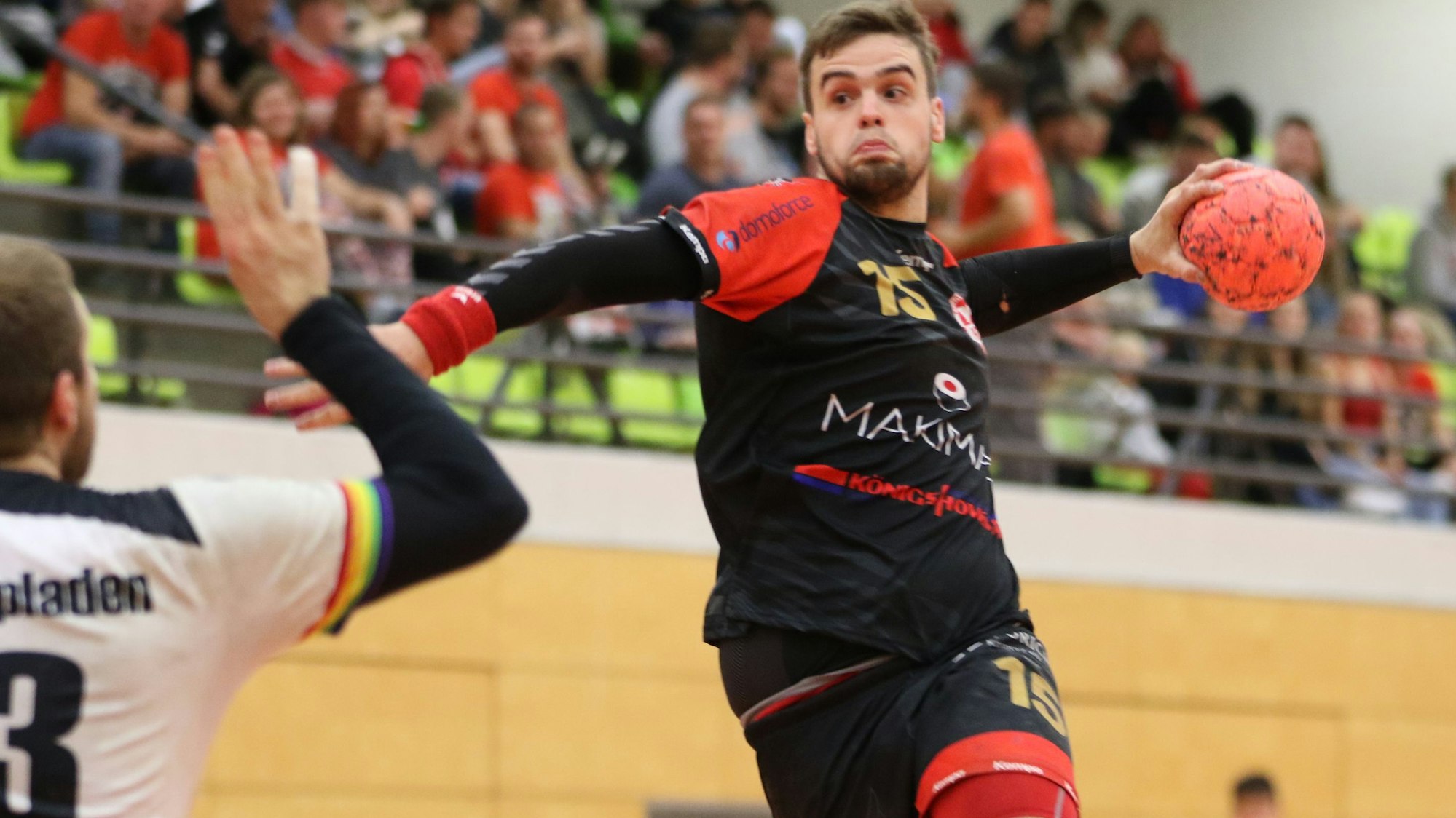 Mit dicken Backen setzt Nils Schouren zum Sprungwurf an, aus dem ein Tor resultiert.