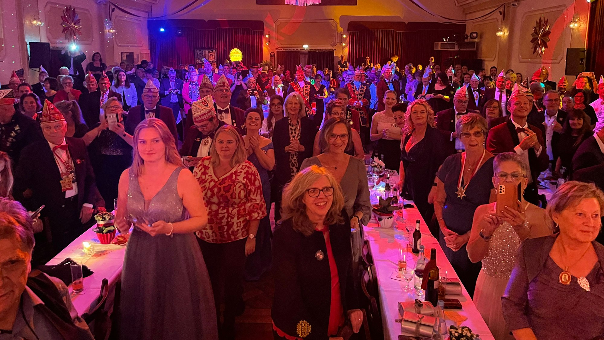 Das Publikum im Saal Zum Lüches feierte den neuen Herrscher der Jecken.