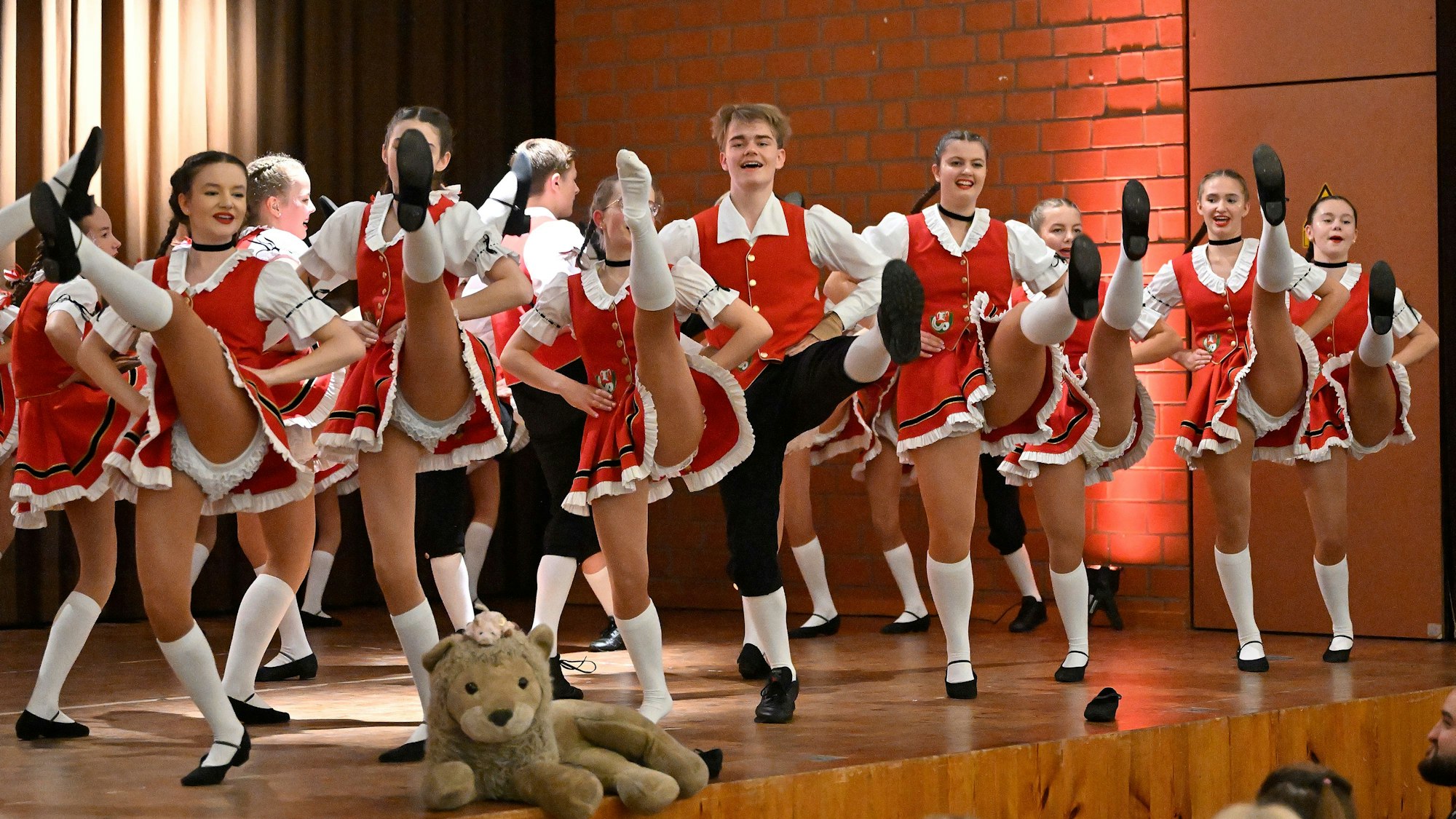 Das Foto zeigt die Strunde-Pänz bei ihrer öffentlichen Generalprobe.