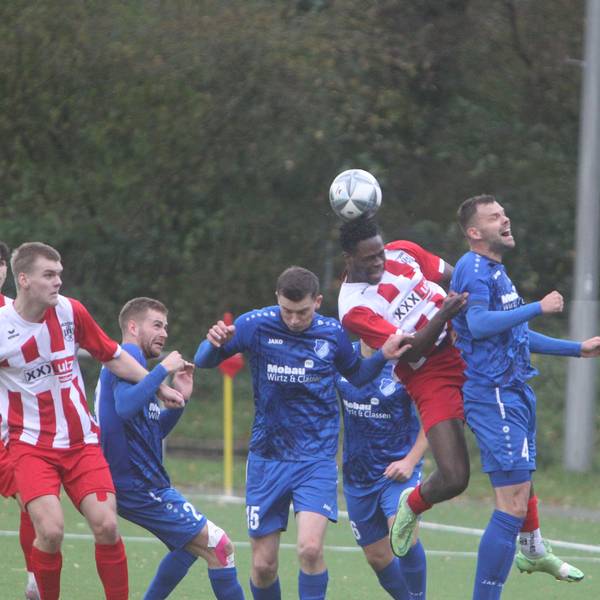 Joshua Kapenda (am Ball)