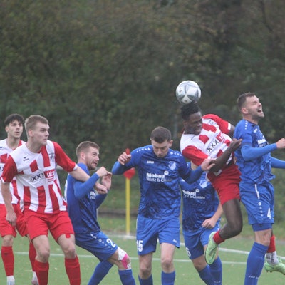 Joshua Kapenda (am Ball)