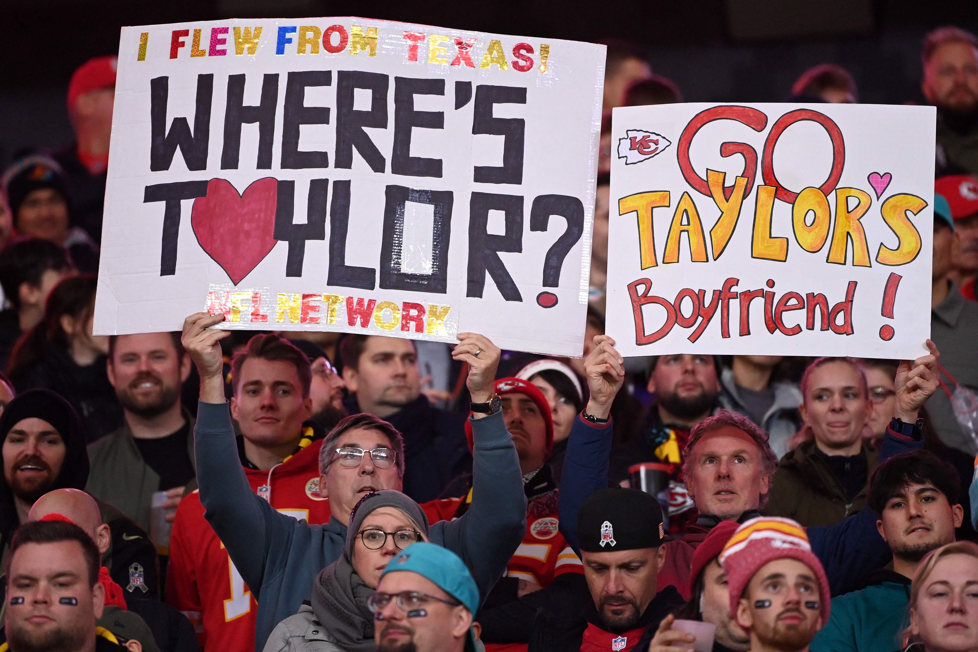NFL-Fans halten Plakate für Taylor Swift im Frankfurter Waldstadion.