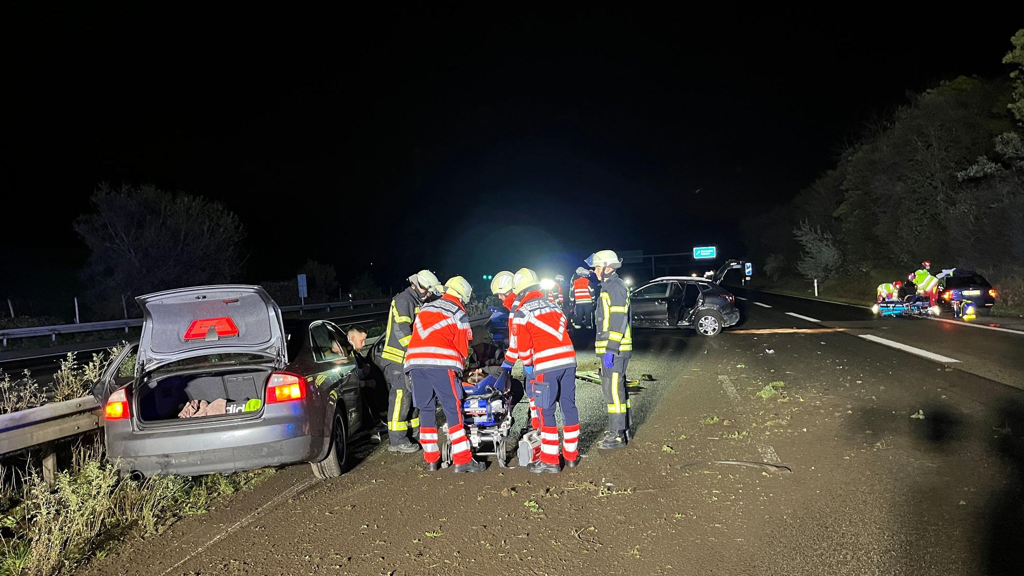 Auf der A 560 bei Sankt Augustin-Niederpleis sind bei einem Spurwechsel zwei Autos zusammengestoßen. Dabei wurden sechs Menschen verletzt.