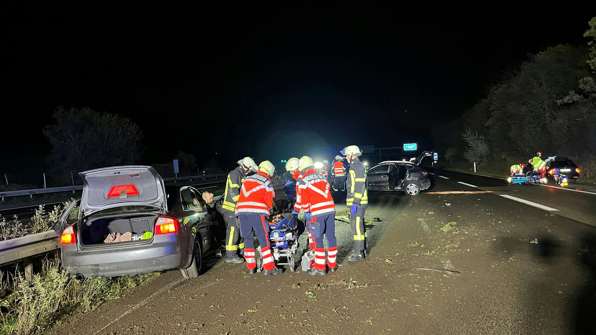 Auf der A 560 bei Sankt Augustin-Niederpleis sind bei einem Spurwechsel zwei Autos zusammengestoßen. Dabei wurden sechs Menschen verletzt.