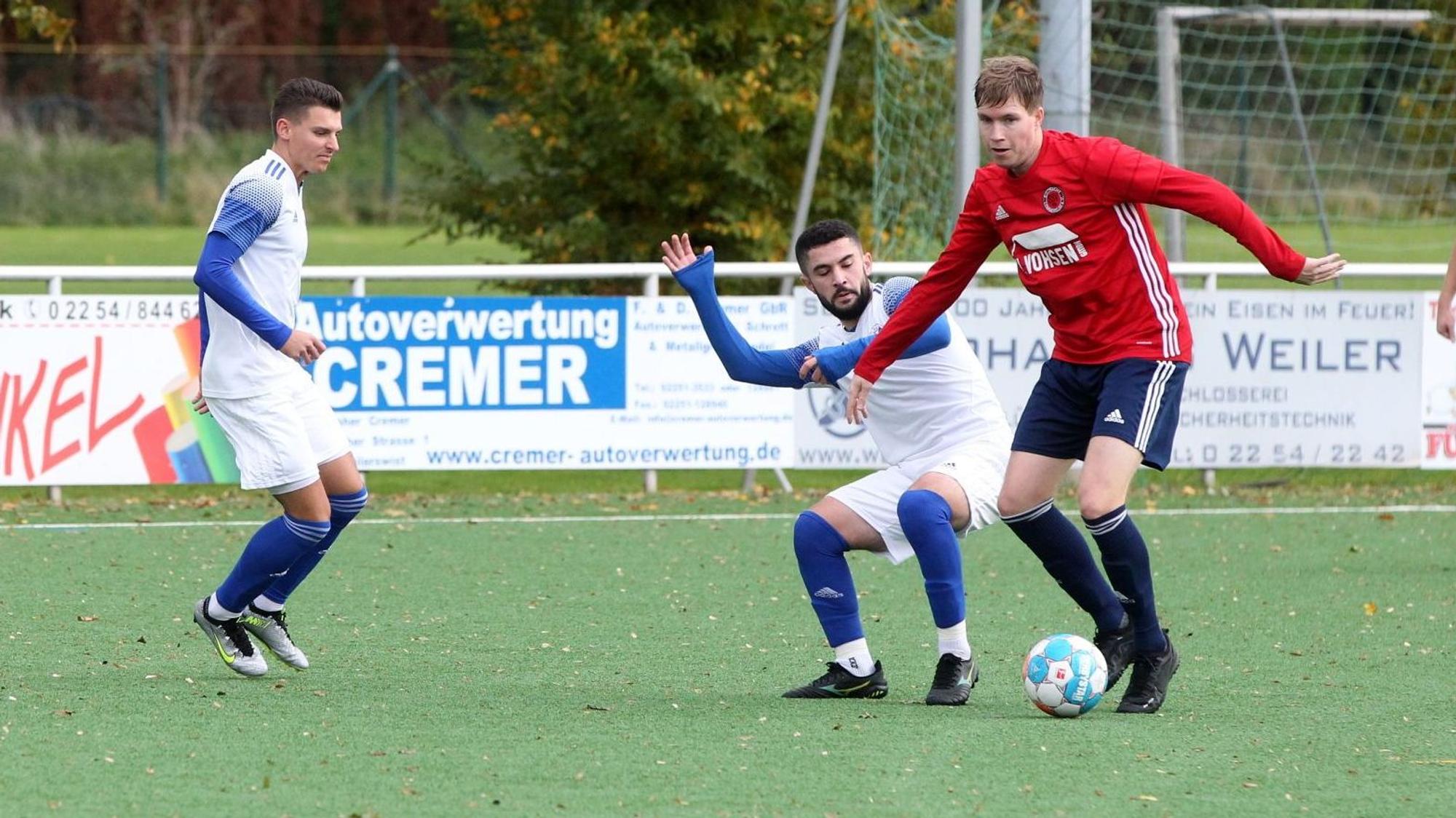 Lommersums Timo Bong (r.) führt den Ball, ein Weilerswister Spieler setzt zum Angriff an.