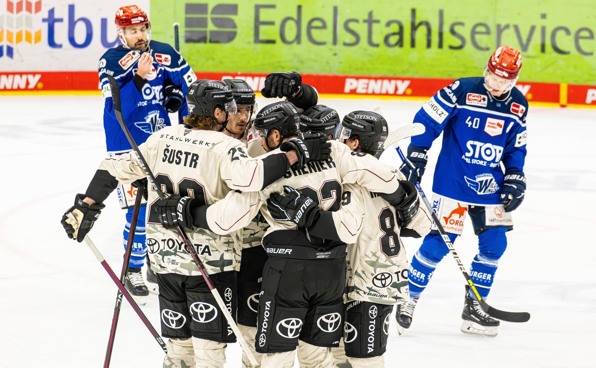 Eishockey, DEL, Schwenninger Wild Wings - Kölner Haie In Überzahl schiesst 82 Alexandre Grenier die Kölner in der 30. Spielminute zur Führung.