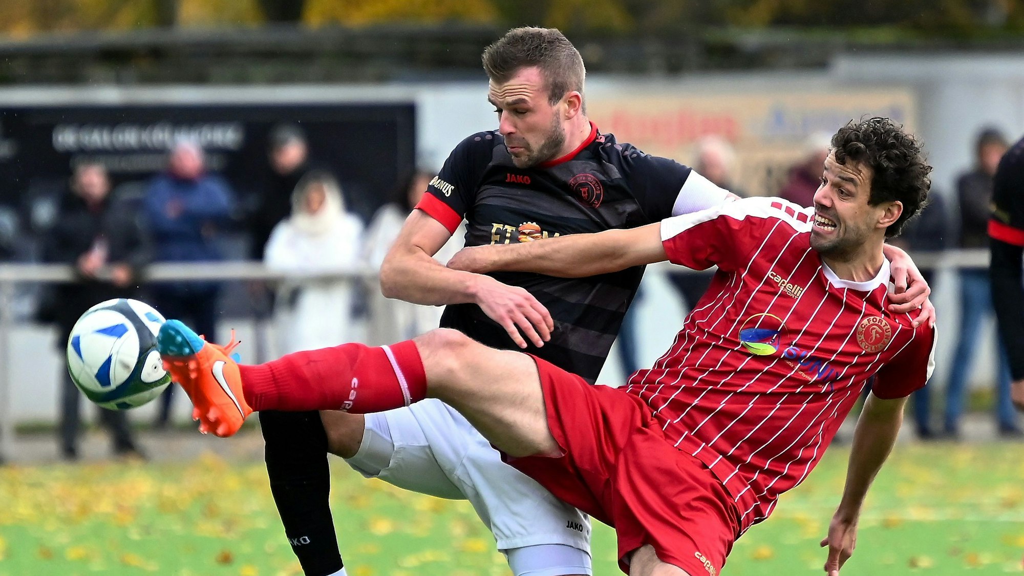 05.11.2023,-Fussball-SpVg. Porz - Fortuna Köln II
hinten: Andre Rosteck (Porz)
vorne: Robin Schmidt (Fortuna Köln)
Foto: Uli Herhaus