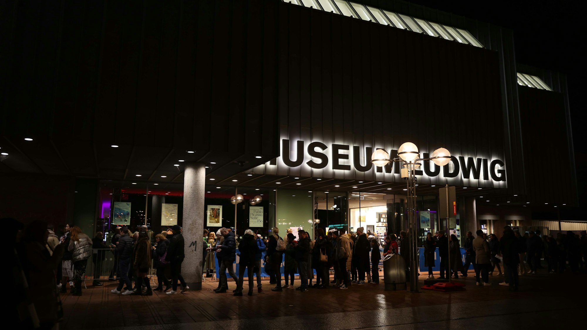 Schlange vor dem Museum Ludwig in der Museumsnacht.
