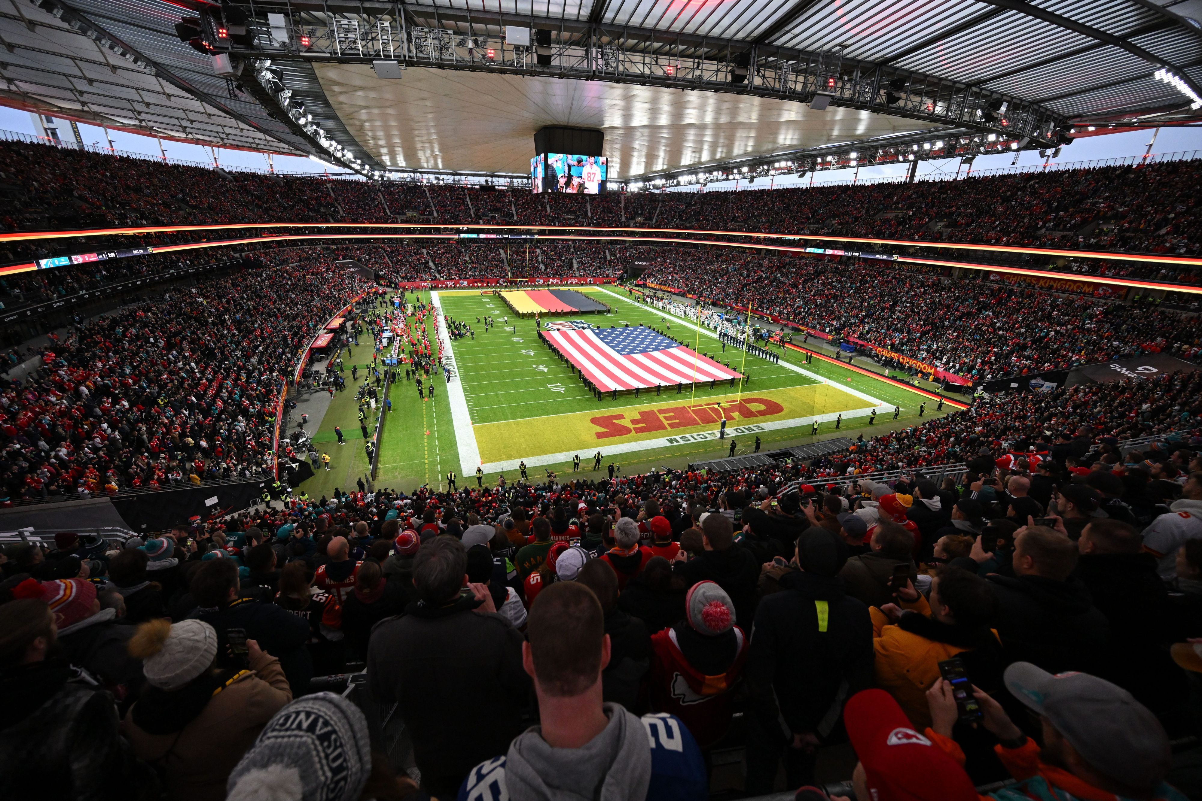 +American Football: Profiliga NFL, Kansas City Chiefs - Miami Dolphins, Hauptrunde, Hauptrunde-Partien, 9. Spieltag, im Deutsche Bank Park. Die Flaggen von Deutschland (hinten) und den USA sind vor dem Spiel im Stadion zu sehen.