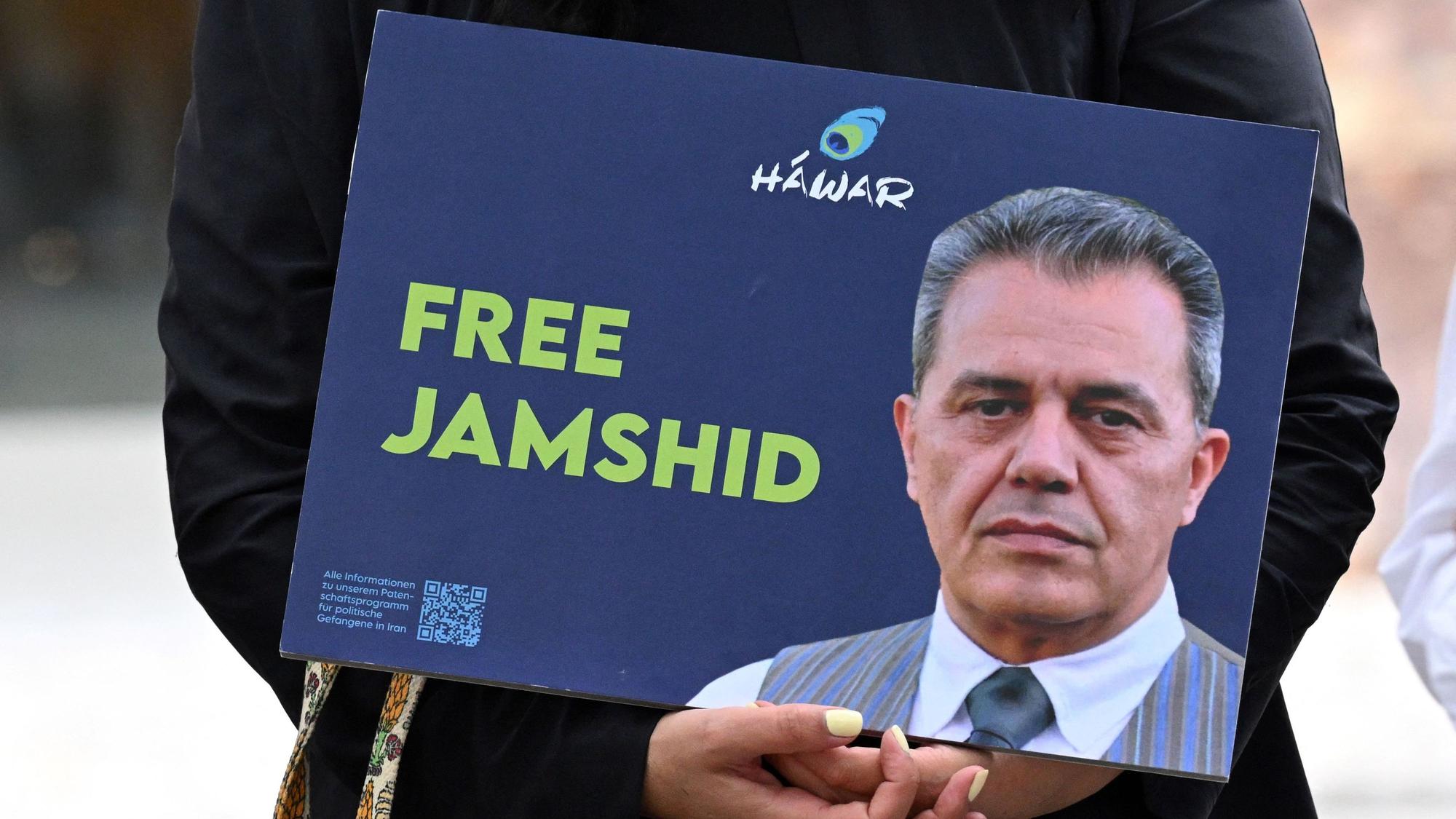 Ein Demonstrant hält ein Bild des im Iran zum Tode verurteilten Deutsch-Iraners Jamshid Sharmahd und den Schriftzug „Free Jamshid“ während einer Demonstration für seine Freilassung vor dem Auswärtigen Amt in Berlin am 31. Juli 2023. Sharmahd wurde vor drei Jahren, Ende Juli 2020, von den iranischen Behörden entführt und im Iran zum Tode verurteilt. Sharmahd kann kaum sprechen oder gehen, nachdem er nicht angemessen versorgt wurde, und sein Leben ist nun „in großer Gefahr“, wie seine Tochter in einem Interview mit AFP warnte.