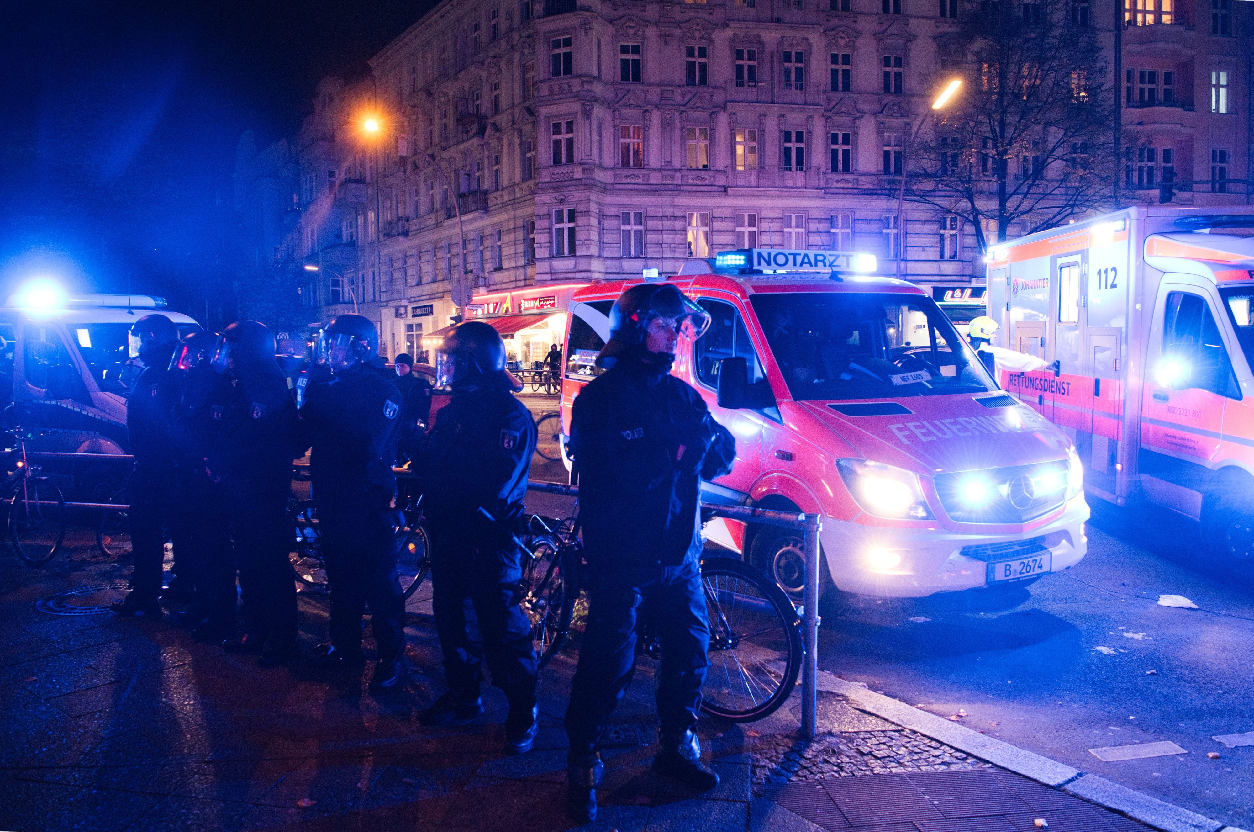 04.11.2023, Berlin: Einsatzkräfte und Einsatzfahrzeuge von Polizei und Feuerwehr stehen an der Sonnenallee. In Berlin-Neukölln ist am Abend eine Kugelbombe neben einem Funkwagen gezündet worden. Dabei seien ein Kleinkind und zwei Polizeibeamte verletzt worden, teilte die Polizei auf X, vormals Twitter, mit.