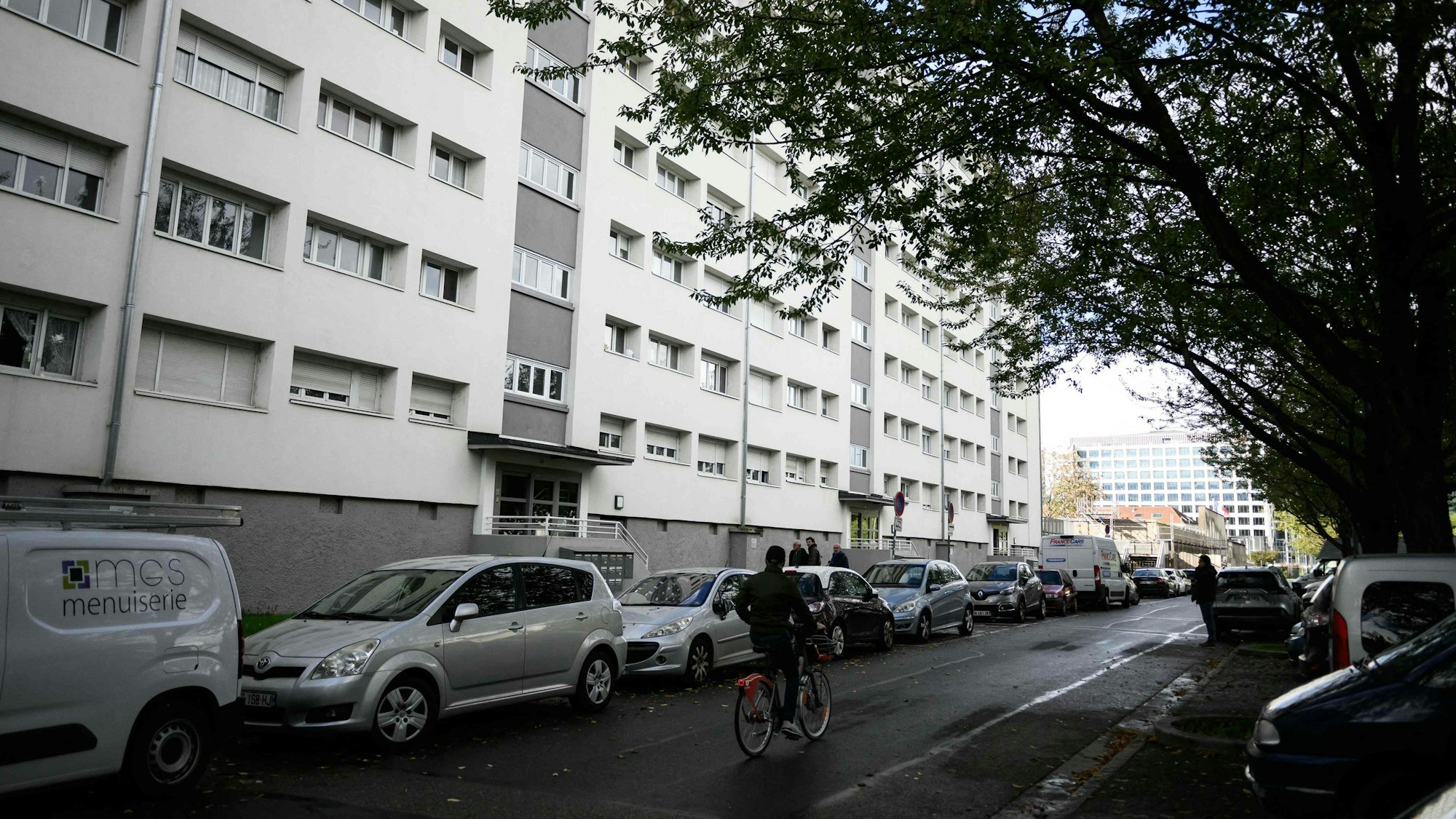 Diese Aufnahme vom 5. November 2023 zeigt den Blick auf ein Wohnhaus, in dem am Vortag eine jüdische Frau erstochen wurde. Die Lebensprognose der jungen Frau ist unbestimmt, teilte die Staatsanwaltschaft mit und fügte hinzu, dass zum jetzigen Zeitpunkt keine Verhaftungen vorgenommen worden seien.