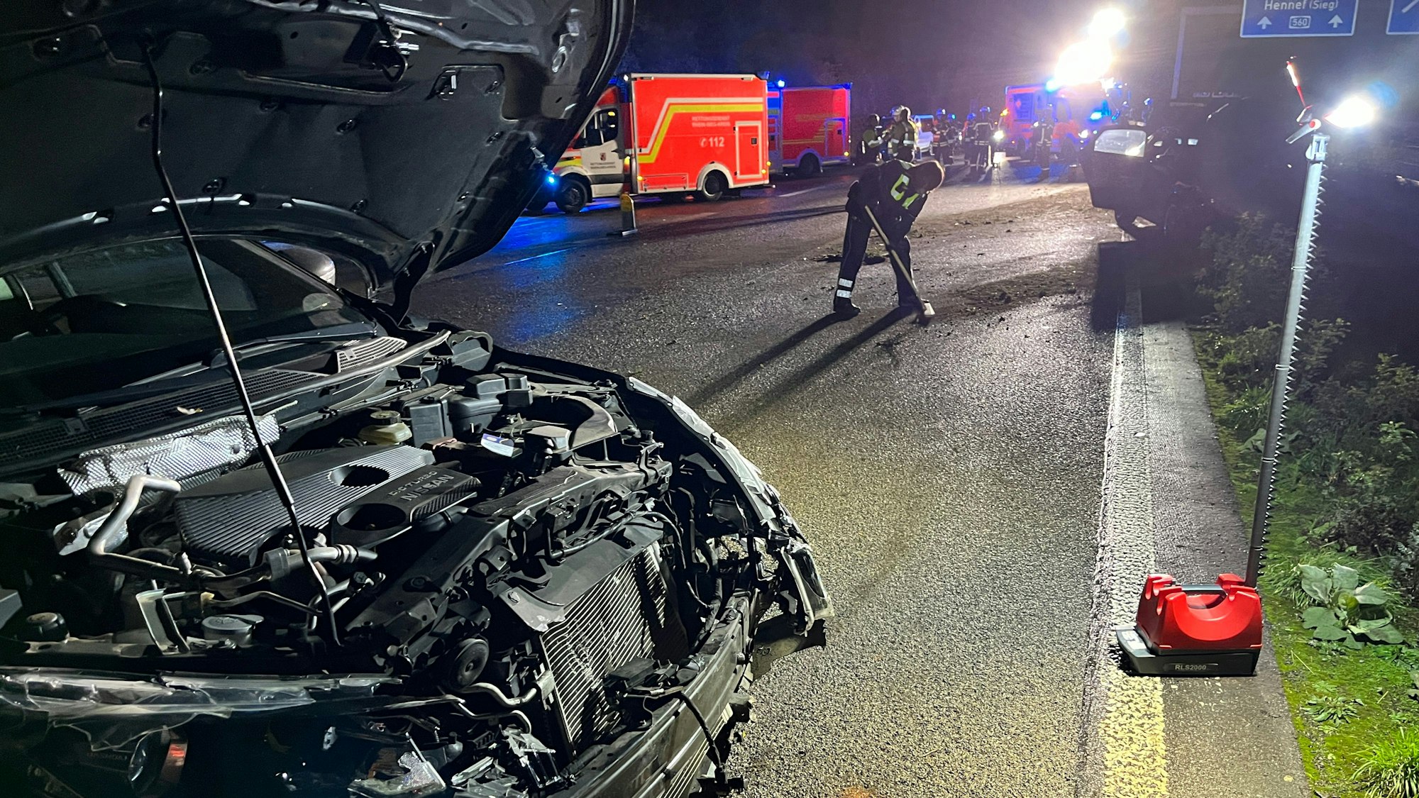 Auf der A 560 bei Sankt Augustin-Niederpleis sind bei einem Spurwechsel zwei Autos zusammengestoßen. Dabei wurden sechs Menschen verletzt.
