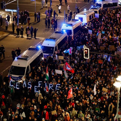 Demonstranten tragen ein Schild mit der Aufschrift „Waffenstillstand“ während einer Protestkundgebung zur Unterstützung der Palästinenser unter dem Motto „Freies Palästina“, als sie eine von Polizeiwagen gesperrte Straße in Berlin passieren.