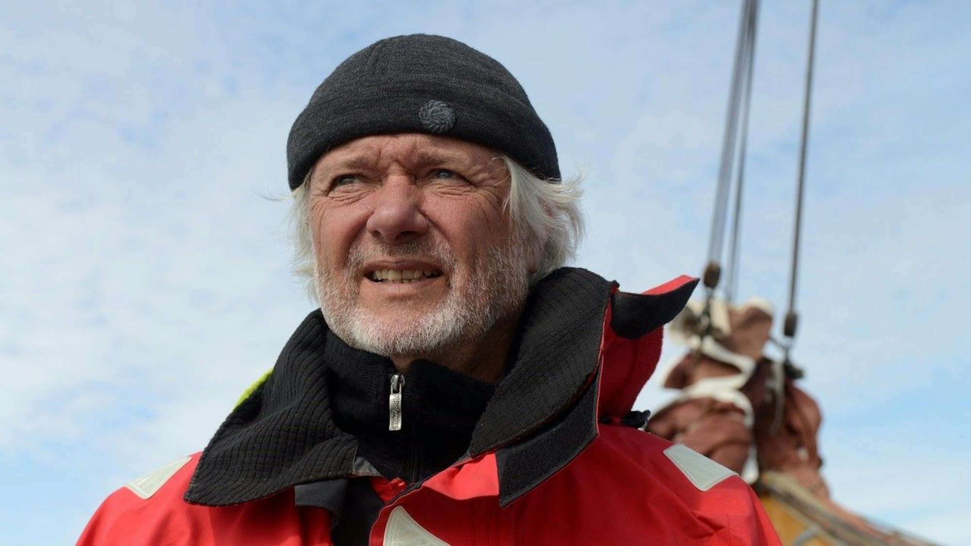 Ein Mann steht auf einem Schiff.