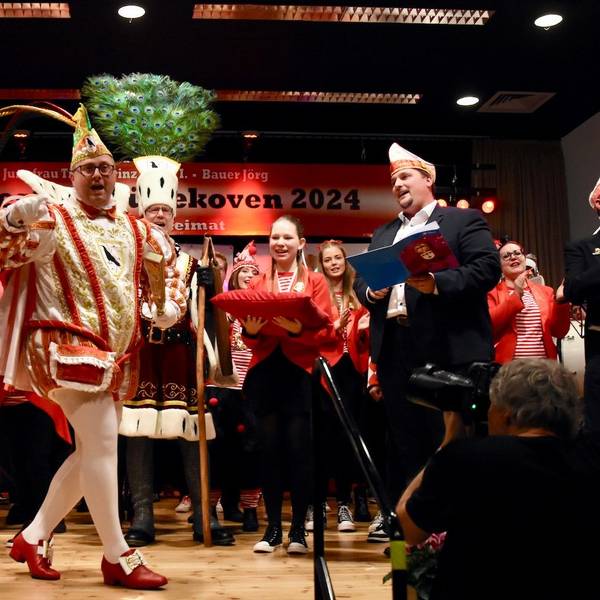 Prinzen-Proklamation Troisdorf Müllekoven
„Mir fiere uns Heimat“, lautete das Motto des Dreigesirns. Als Reim-Akrobat präsentierte sich Bürgermeister Alexander Biber