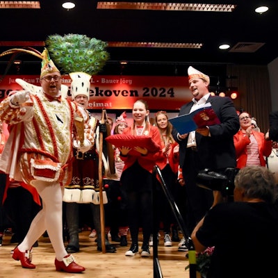 Prinzen-Proklamation Troisdorf Müllekoven
„Mir fiere uns Heimat“, lautete das Motto des Dreigesirns. Als Reim-Akrobat präsentierte sich Bürgermeister Alexander Biber