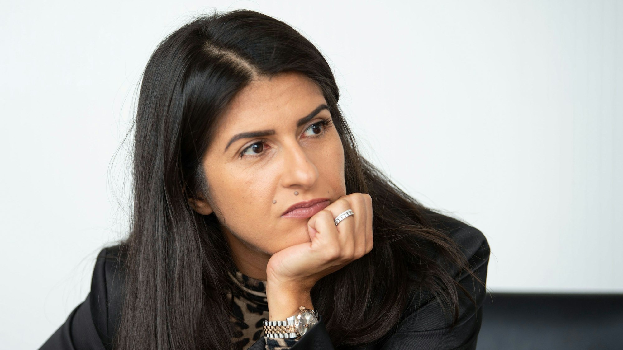 Serap Güler (CDU), Nordrhein-Westfalens Integrationsstaatssekretärin, nimmt an einer Pressekonferenz teil. (zu dpa "NRW-Staatssekretärin für Integration Güler warnt vor Stigmatisierung") +++ dpa-Bildfunk +++