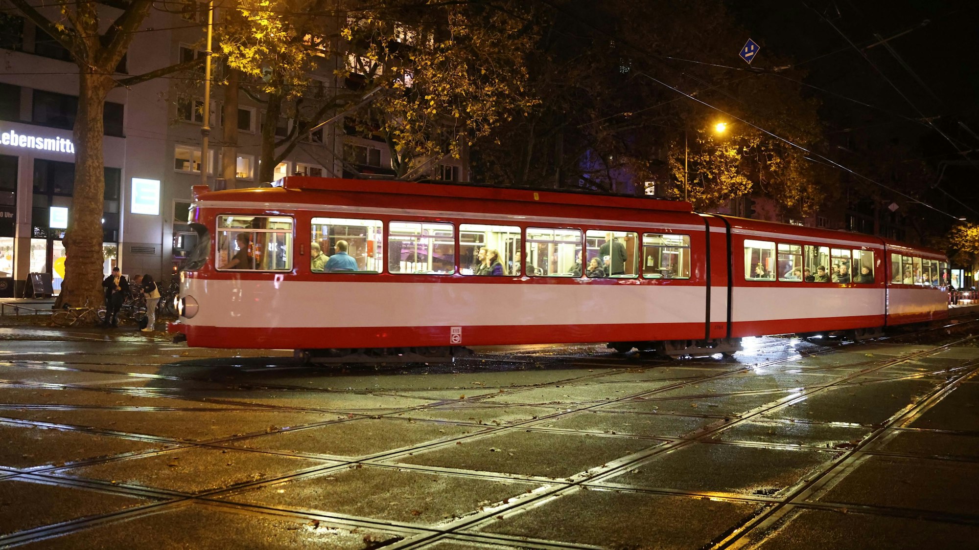 Eine alte Straßenbahn am Neumarkt.