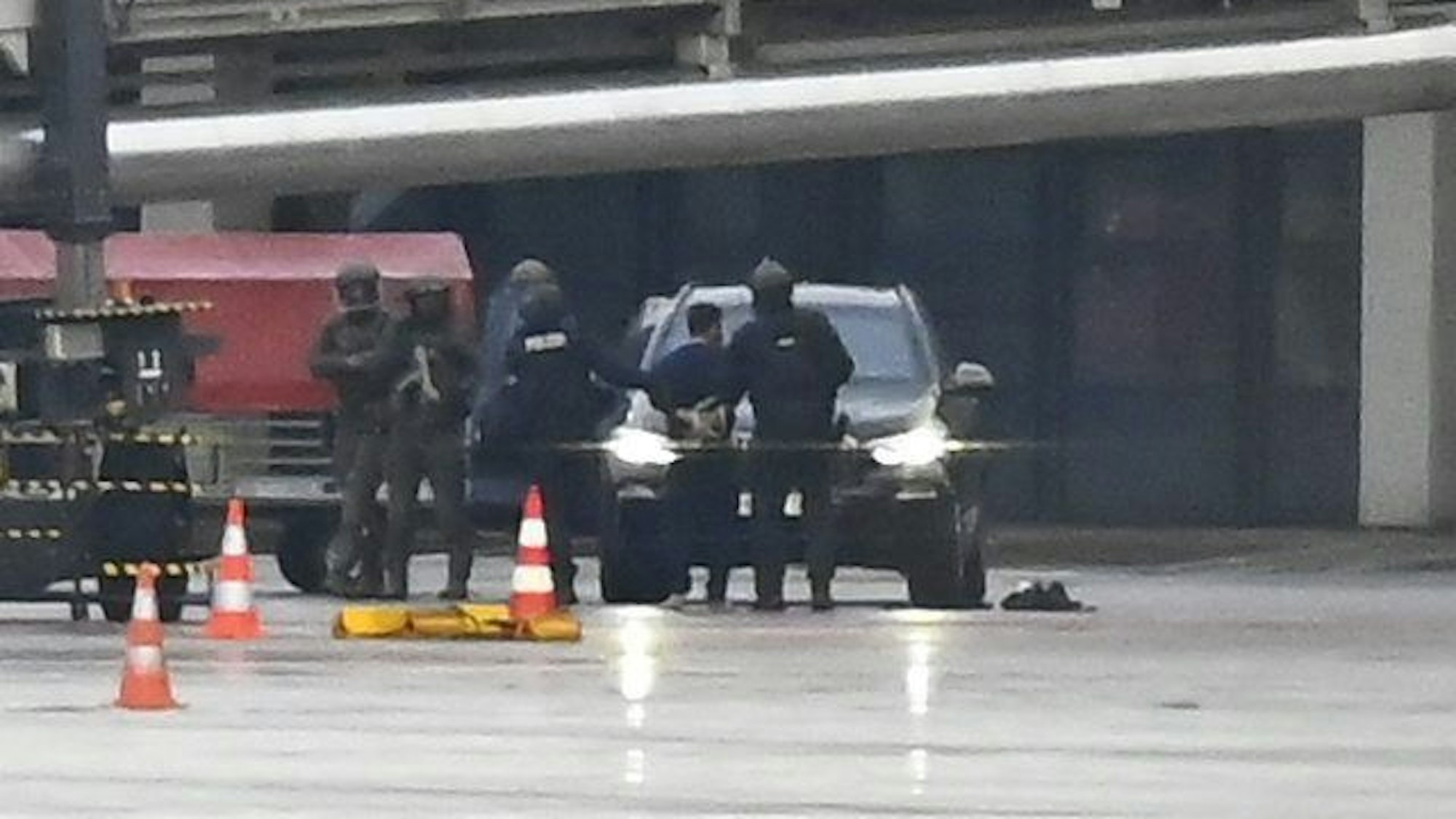 Der Moment des Zugriffs: Der Geiselnehmer wird auf dem Flughafen von der Polizei weggeführt.