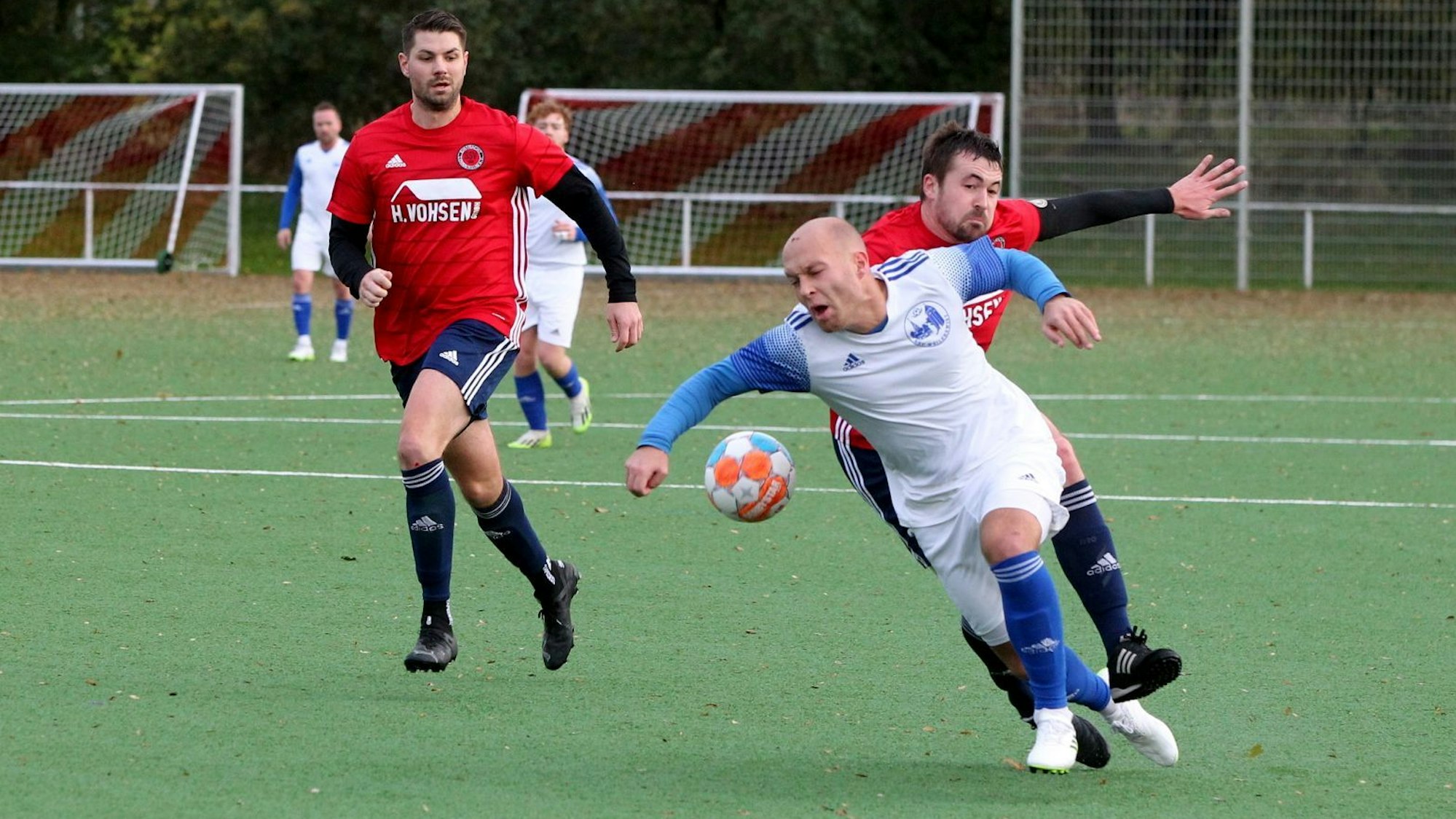 Lommersums Kapitän Andreas Struve läuft Weilerswists Felix Kortholt in die Beine, der dadurch zu Fall kommt.
