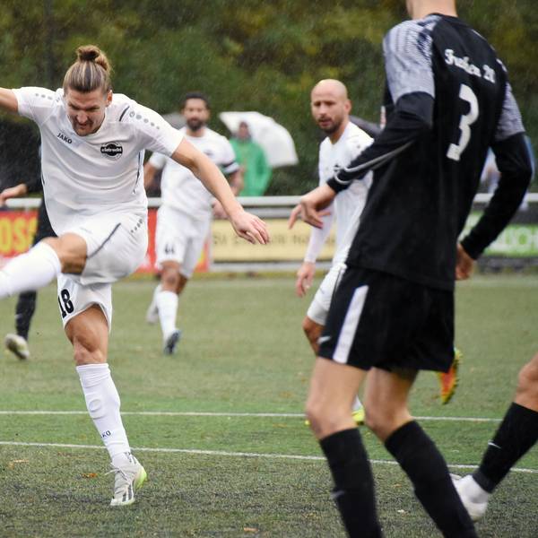 Ein Hohkeppeler Fußballer spielt den Ball nach vorne.