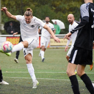 Ein Fußballer beim Torabschluss.