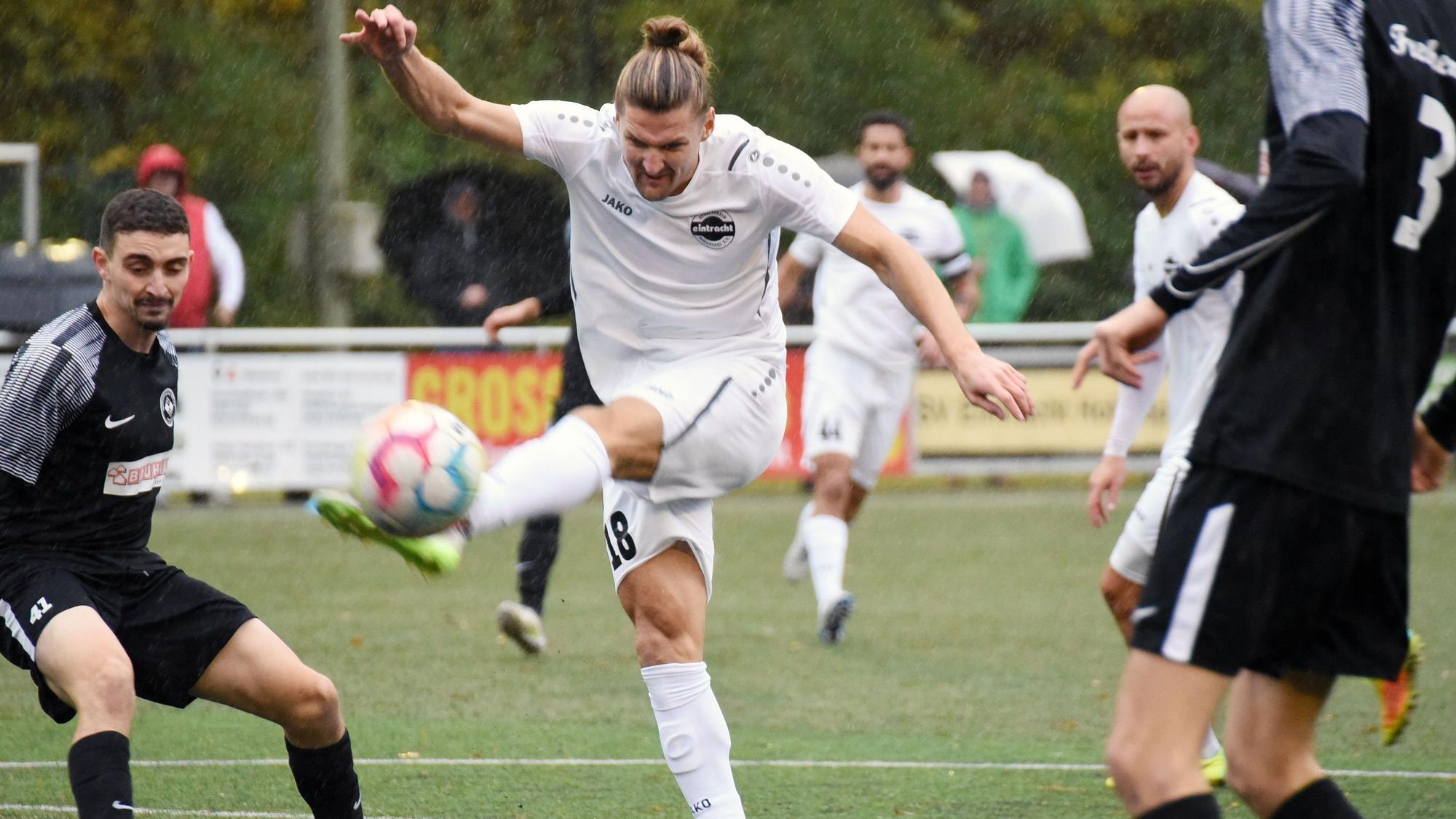 Ein Hohkeppeler Fußballer spielt den Ball nach vorne.