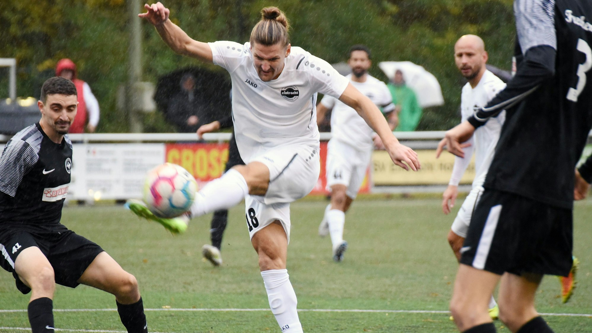 Ein Hohkeppeler Fußballer spielt den Ball nach vorne.