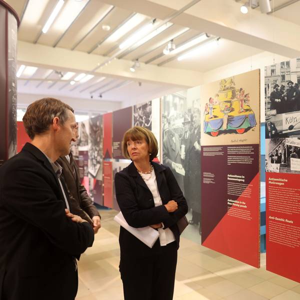 Rundgang: Kölns Oberbürgermeisterin Henriette Reker mit Dr. Henning Borggräfe, Direktor des NS-Dok in der neuen Ausstellung.