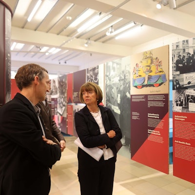 Rundgang: Kölns Oberbürgermeisterin Henriette Reker mit Dr. Henning Borggräfe, Direktor des NS-Dok in der neuen Ausstellung.