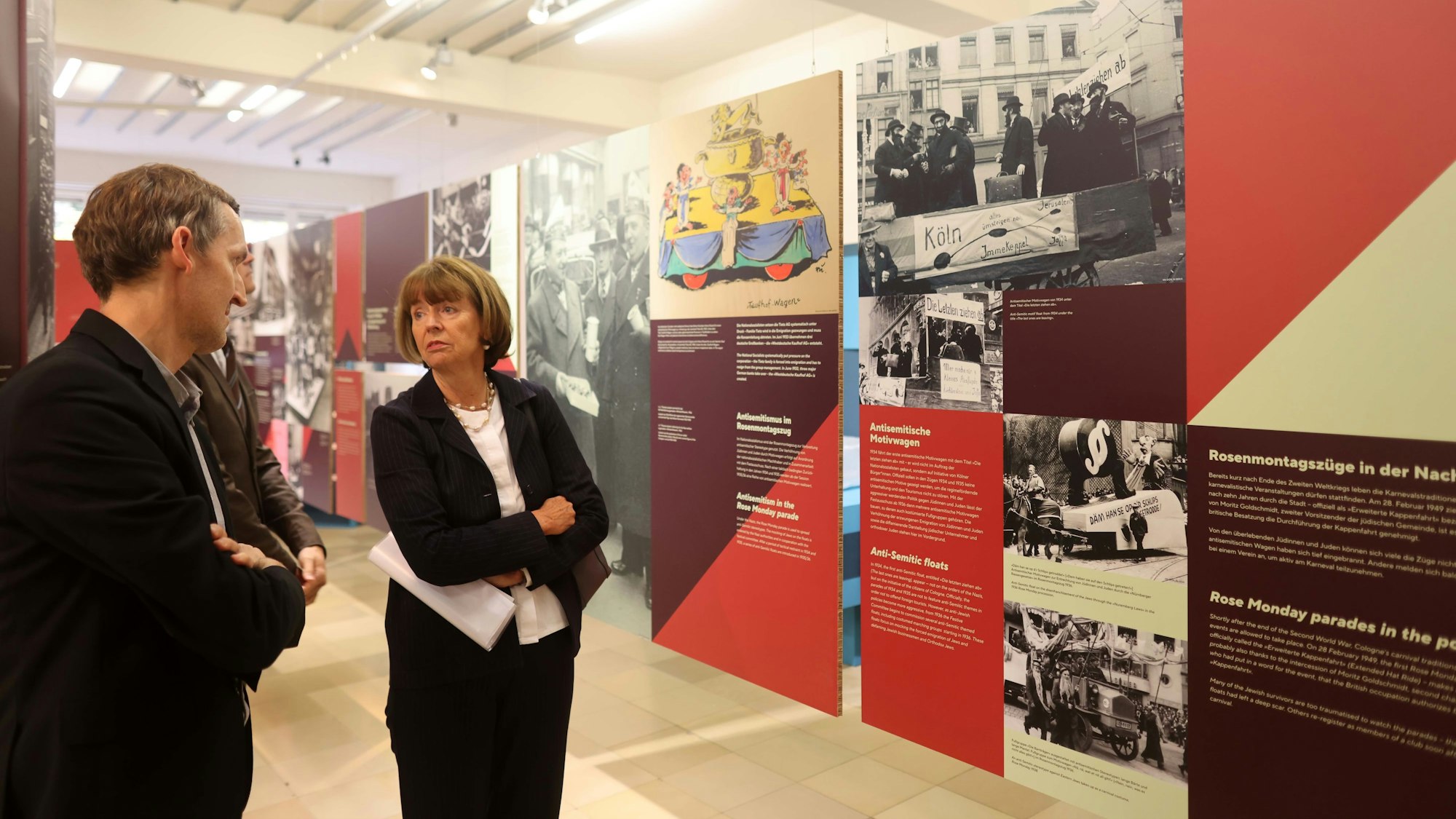 Rundgang: Kölns Oberbürgermeisterin Henriette Reker mit Dr. Henning Borggräfe, Direktor des NS-Dok in der neuen Ausstellung.