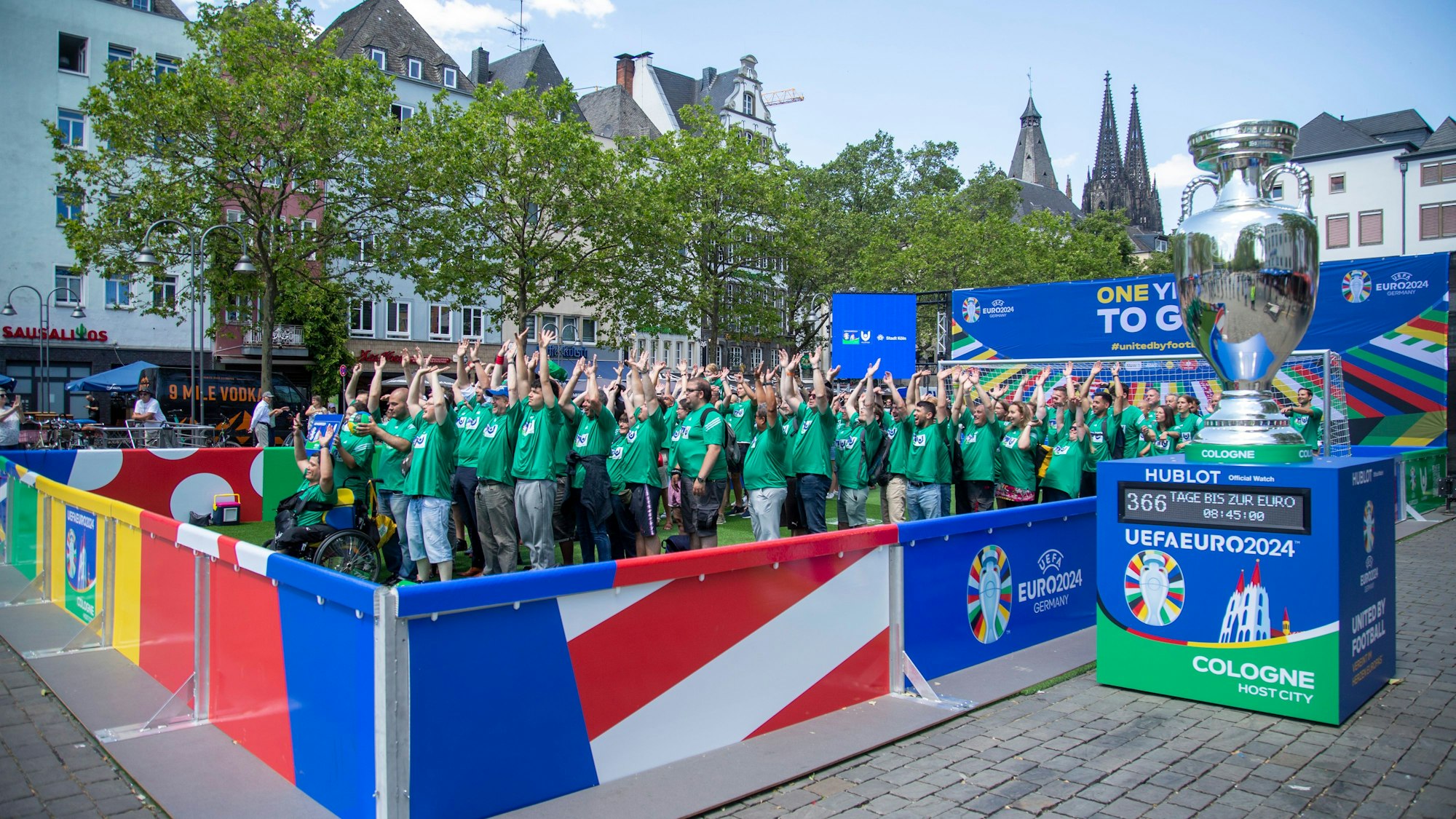 Helferinnen und Helfer: Auf dem Heumarkt warb die Stadt im Sommer um Volunteers für die Fußball-Europameisterschaft 2024. Inklusion soll eine besondere Rolle spielen.