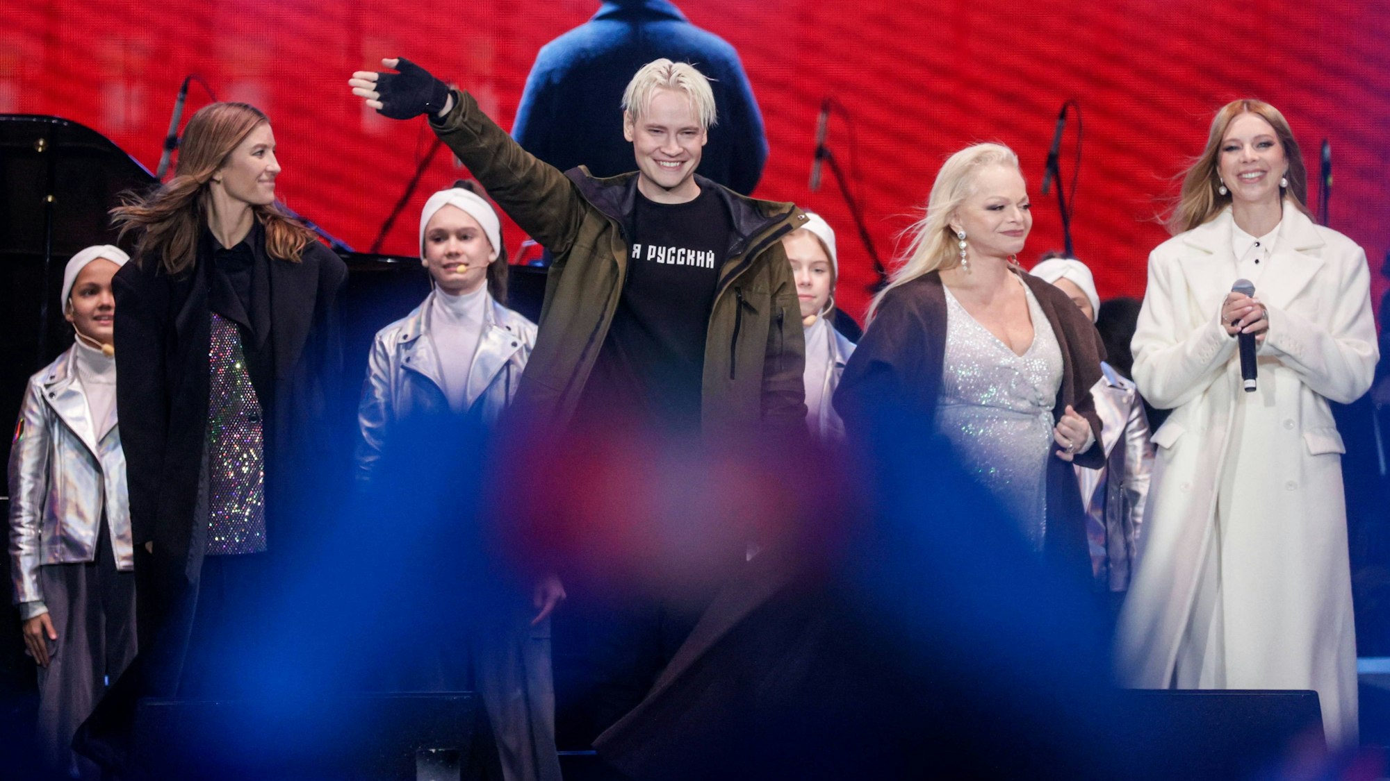 Shaman (M.) zusammen mit anderen russischen „Z-Pop“-Stars am Samstagabend auf der Bühne in St. Petersburg. Die Künstler liefern, was der Kreml hören will.