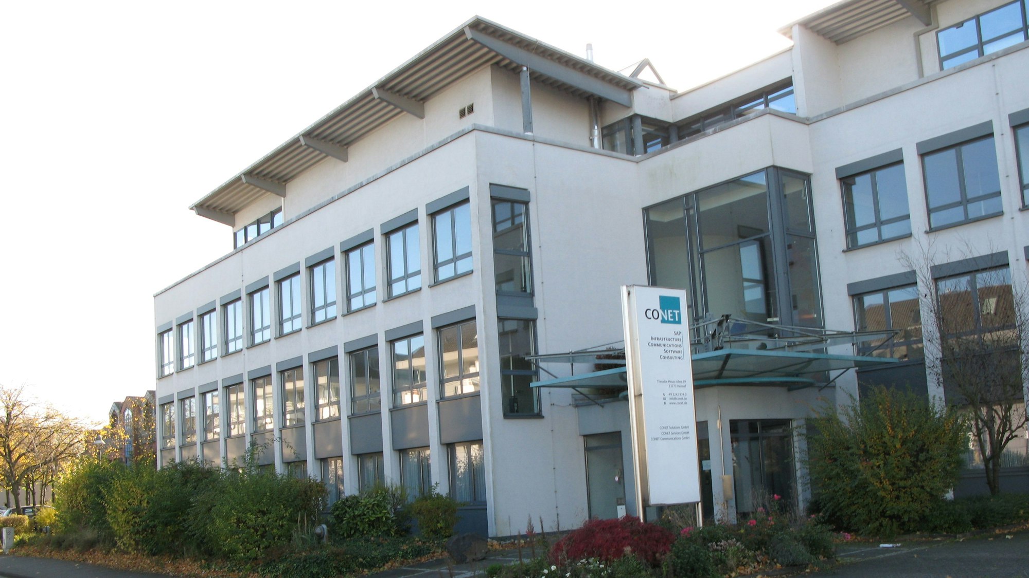 Das Bild zeigt die Front des dreigeschossigen Gebäudes der nach Bonn gezogenen IT-Firma Conet.