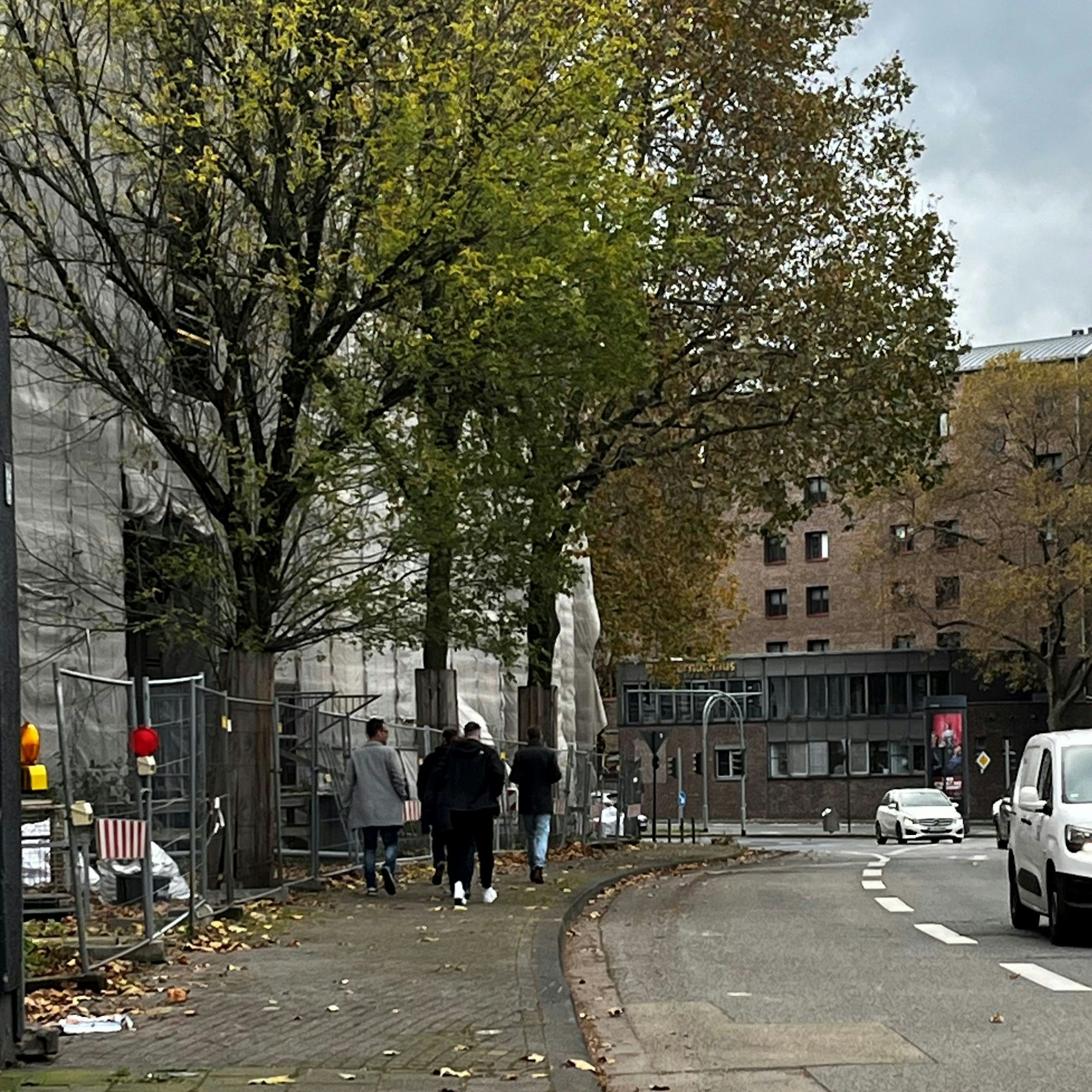 Der Fußweg vor dem früheren Postverteilzentrum an der Nord-Süd-Fahrt ist wieder frei.