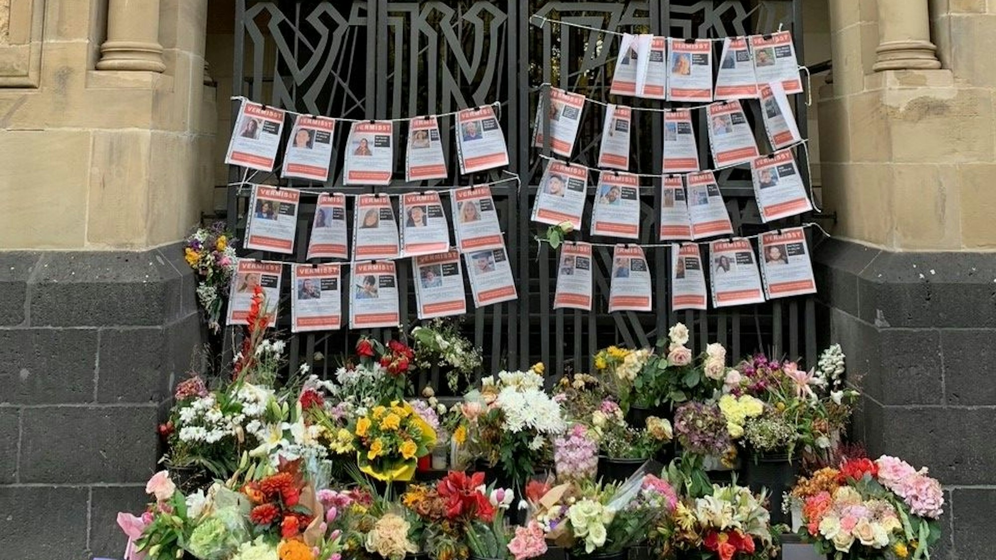 Bilder der verschleppten Zivilisten an der Synagoge in der Roonstraße