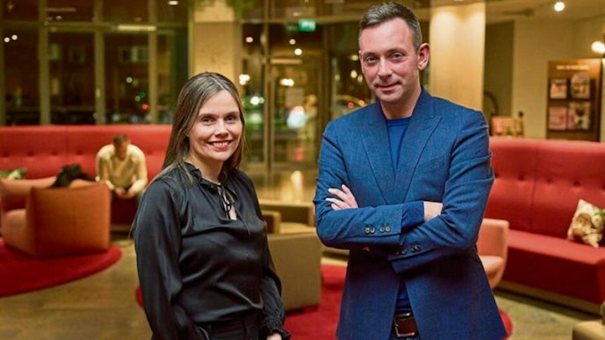 Ist das eine Merkel-Raute, die wir da sehen? Katrín Jakobsdóttir und Ragnar Jónasson im Dorint Hotel.